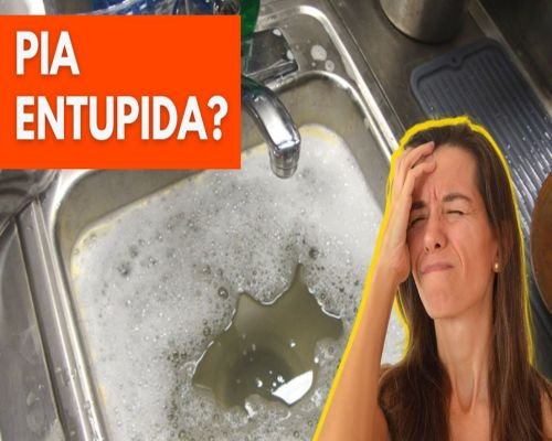 Técnico especializado realizando serviço de desentupimento