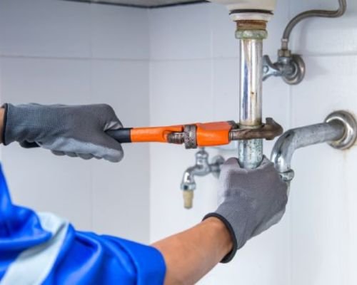 Profissional realizando diversos serviços de encanador